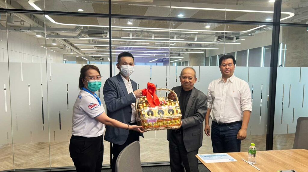 ผู้บริหาร เป่า ลี่ ไหล อินเตอร์เนชั่น จำกัด เข้าไหว้ปีใหม่คุณอำพา ยงพิศาลภพ รองกรรมการผู้จัดการ